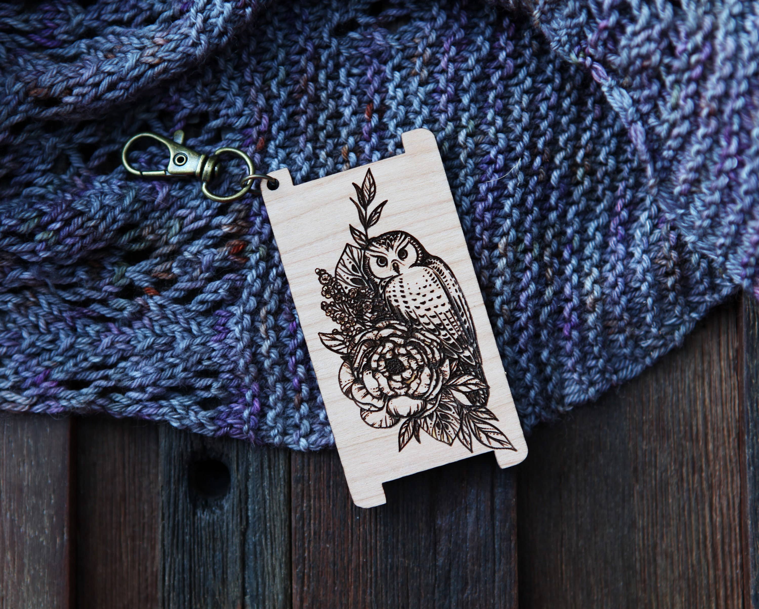 Wrap per inch tool with owl design on maple wood and brass latch hook